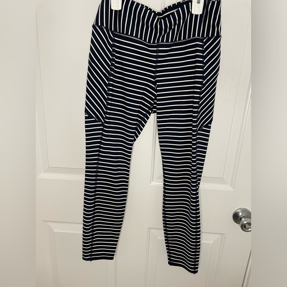 Athleta Contender 7/8 Chaturanga tight Size Medium